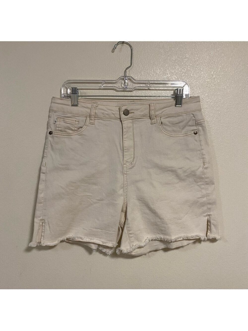 Judy Blue Shorts Women’s Size 15/XL White Super Stretchy Denim Shorts Raw Hem